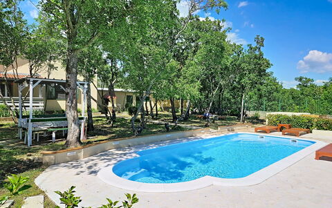 Country Pleasures Cottage: Piscina, Ricorrere, Shade, Tempo Libero, Mobili Da Esterno, Eco Hotel, Flagstone, Backyard, Hacienda, Sedia