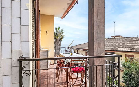 Titti e Giba: Appartamento, Ricorrere, Sedia, Shade, Balcone, Cucina & Sala Da Pranzo Tavolo, Ristorante, Eco Hotel, Hotel