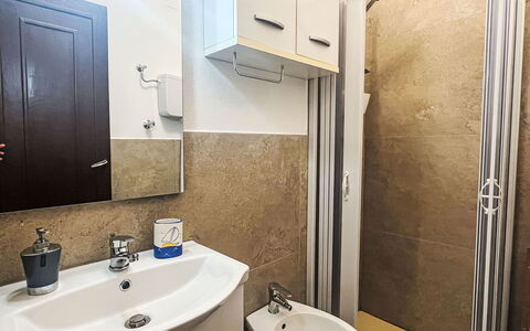 Casa Js: Idraulico Fixture, Pavimentazione, Lavello, Pavimento, Interior Design, Lavandino Del Bagno, Legna, Rubinetto, Bagno, Gabinetto
