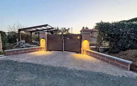 Rose Adriano Home: Appartamento, Ricorrere, Sedia, Shade, Balcone, Cucina & Sala Da Pranzo Tavolo, Ristorante, Eco Hotel, Hotel