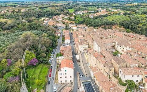 The Knight'S Rest: Appartamento, Ricorrere, Sedia, Shade, Balcone, Cucina & Sala Da Pranzo Tavolo, Ristorante, Eco Hotel, Hotel