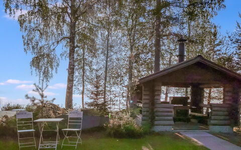 Sinikello: Villetta, Giardino, Shade, Backyard, Cortile, Edifici Giardino, Struttura Esterna, Landscaping, Log Cabin, Mobili Da Esterno