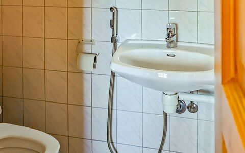 Sinikello: Bagno, Lavandino Del Bagno, Idraulico Fixture, Lavello, Rubinetto, Idraulico, Interior Design, Pavimentazione, Pavimento, Gabinetto