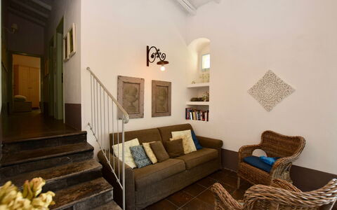 Villa Fontanazza: Mobilia, Interior Design, Pavimentazione, Parete, Pavimento, Legna, Soffitto, Divano, Camera, Illuminazione