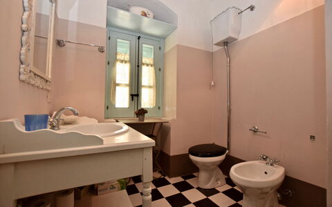 Villa Fontanazza: Idraulico Fixture, Lavandino Del Bagno, Pavimentazione, Pavimento, Interior Design, Lavello, Bagno, Toilet Seat, Soffitto, Idraulico