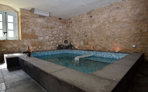 Villa Fontanazza: Vasca Da Bagno, Pavimentazione, Piscina, Idraulico Fixture, Pavimento, Materiale Composito, Vasca Idromassaggio, Piastrella, Ricorrere