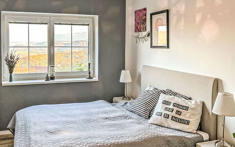 Hillside View: Letto, Bedding, Camera Da Letto, Mobilia, Interior Design, Lenzuolo, Biancheria, Pavimento, Pavimentazione, Camera