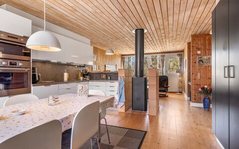 Eivi - 200M from the Sea: Interior Design, Legna, Pavimentazione, Soffitto, Mobilia, Lampada, Pavimento, Pavimento In Legno, Cucina, Illuminazione