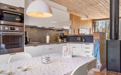 Eivi - 200M from the Sea: Cucina, Interior Design, Mobilia, Lampada, Pavimentazione, Controsoffitto, Legna, Soffitto, Elettrodomestico Da Cucina, Pavimento