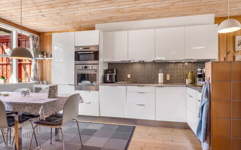 Eivi - 200M from the Sea: Cucina, Elettrodomestico Da Cucina, Controsoffitto, Mobilia, Interior Design, Pavimentazione, Cabinetry, Apparecchio Major, Legna, Soffitto