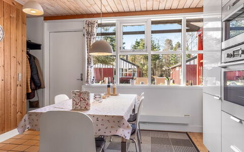 Eivi - 200M from the Sea: Interior Design, Pavimentazione, Cucina, Mobilia, Legna, Pavimento, Soffitto, Controsoffitto, Cabinetry, Lampada