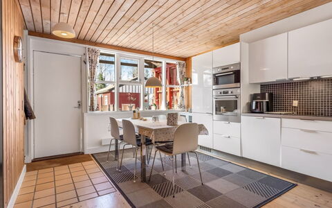Eivi - 200M from the Sea: Pavimentazione, Interior Design, Mobilia, Cucina, Legna, Pavimento, Soffitto, Controsoffitto, Pavimento In Legno, Lampada