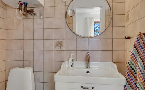 Fausta - 2Km from the Sea: Bagno, Interior Design, Lavandino Del Bagno, Parete, Pavimentazione, Idraulico Fixture, Pavimento, Lavello, Rubinetto, Specchio