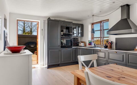 Fausta - 2Km from the Sea: Cucina, Pavimentazione, Interior Design, Elettrodomestico Da Cucina, Legna, Cabinetry, Mobilia, Soffitto, Controsoffitto, Pavimento