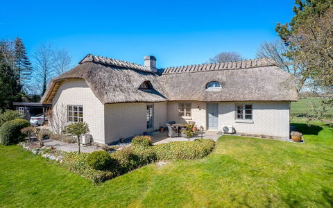 Fausta - 2Km from the Sea: Villetta, Tetto, Thatching, Agriturismo, Estate, Landscaping, Cortile, Driveway, Backyard