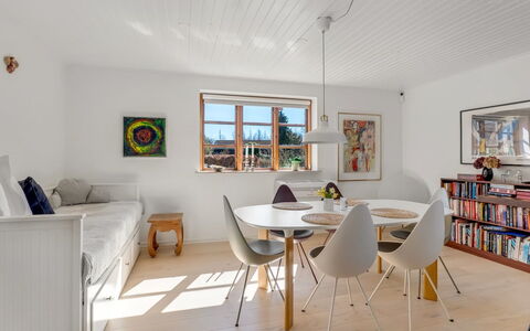 Fausta - 2Km from the Sea: Mobilia, Interior Design, Pavimentazione, Pavimento, Parete, Legna, Soffitto, Divano, Tavolo, Soggiorno