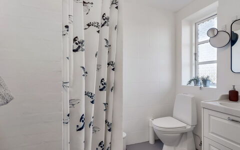 Fausta - 2Km from the Sea: Bagno, Interior Design, Tenda Doccia, Idraulico Fixture, Tenda, Idraulico, Gabinetto, Vasca Da Bagno, Asciugamano