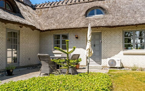 Fausta - 2Km from the Sea: Mobilia, Legna, Interior Design, Pavimentazione, Pavimento, Sedia, Camera, Soffitto, Soggiorno, Appartamento