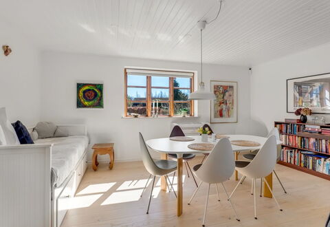 Fausta - 2Km from the Sea: Mobilia, Interior Design, Pavimentazione, Pavimento, Parete, Legna, Soffitto, Divano, Tavolo, Soggiorno