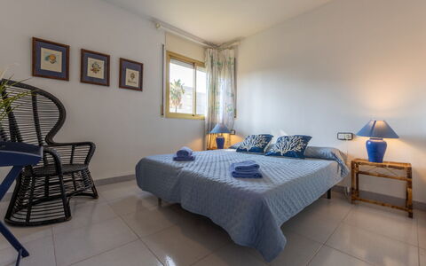 Cambrils Park B: Mobilia, Interior Design, Letto, Camera Da Letto, Pavimento, Pavimentazione, Soffitto, Lenzuolo, Camera, Bedding