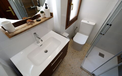Rincón del Sol: Lavandino Del Bagno, Idraulico Fixture, Bagno, Pavimentazione, Lavello, Mobiletto Del Bagno, Pavimento, Interior Design, Rubinetto, Idraulico