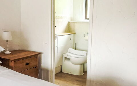 Windbury Cottage: Mobilia, Legna, Sedia, Pavimento, Mare, Balcone, Recinzione, Deck, Latifoglie, Color Legno