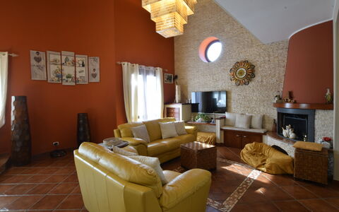 Villa Ina: Mobilia, Interior Design, Parete, Pavimentazione, Soffitto, Legna, Camera, Soggiorno, Pavimento, Illuminazione