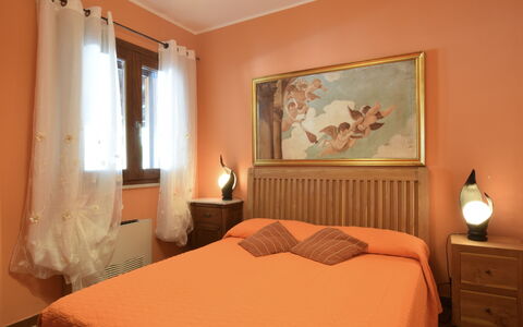 Villa Ina: Mobilia, Letto, Camera Da Letto, Interior Design, Bedding, Lenzuolo, Parete, Biancheria, Legna, Camera
