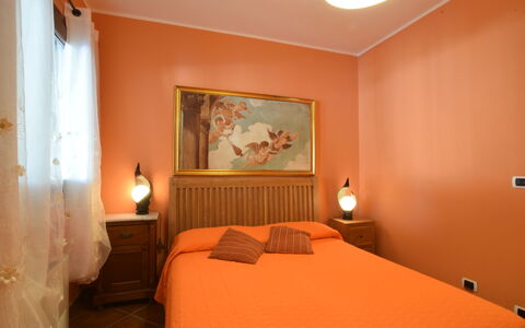 Villa Ina: Mobilia, Letto, Camera Da Letto, Interior Design, Parete, Lenzuolo, Bedding, Legna, Biancheria, Camera