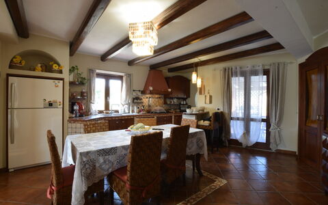 Villa Ina: Mobilia, Interior Design, Pavimentazione, Legna, Sedia, Tavolo, Soffitto, Cucina & Sala Da Pranzo Tavolo, Lampada, Sala Da Pranzo