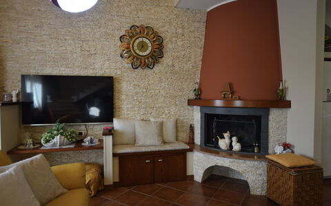 Villa Ina: Mobilia, Interior Design, Parete, Legna, Pavimentazione, Camera, Illuminazione, Soggiorno, Pavimento, Casa