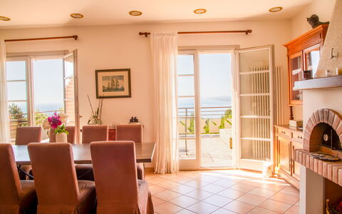 Villa Sole - Exclusive Villa al Conero con Piscina: Mobilia, Sedia, Tavolo, Interior Design, Pavimentazione, Legna, Cucina & Sala Da Pranzo Tavolo, Pavimento, Illuminazione, Sala Da Pranzo