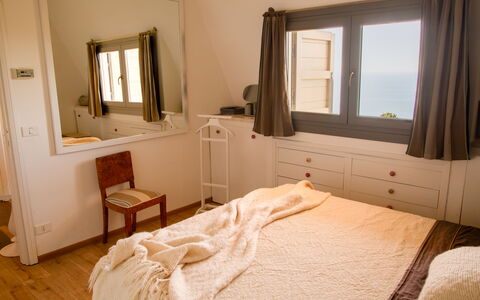 Villa Sole - Exclusive Villa al Conero con Piscina: Mobilia, Letto, Camera Da Letto, Interior Design, Legna, Lenzuolo, Bedding, Pavimento, Camera, Pavimentazione