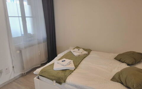 Apartment Goldey: Letto, Camera Da Letto, Lenzuolo, Pavimento, Bedding, Pavimentazione, Legna, Interior Design, Mobilia, Biancheria