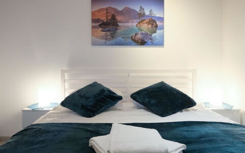 Apartment Goldey: Mobilia, Camera Da Letto, Biancheria, Lenzuolo, Bedding, Interior Design, Letto, Camera, Illuminazione, Pavimento