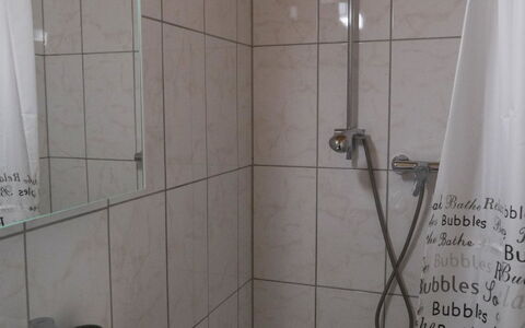 Apartment Goldey: Bagno, Lavandino Del Bagno, Idraulico Fixture, Pavimentazione, Lavello, Interior Design, Pavimento, Rubinetto, Idraulico, Camera