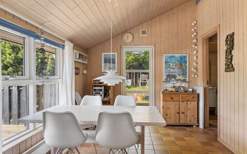 Euphemia - 200M from the Sea: Interior Design, Pavimentazione, Legna, Mobilia, Soffitto, Pavimento, Cucina & Sala Da Pranzo Tavolo, Lampada, Pavimento In Legno, Sala Da Pranzo