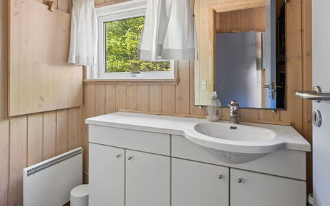 Euphemia - 200M from the Sea: Idraulico Fixture, Lavandino Del Bagno, Lavello, Legna, Pavimentazione, Interior Design, Pavimento, Rubinetto, Bagno, Mobiletto Del Bagno