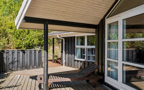 Euphemia - 200M from the Sea: Legna, Portico, Architettura, Porta, Casa, Soffitto, Latifoglie, Deck, Pavimento, Materiale Composito