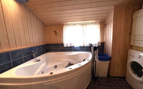 Euphemia - 200M from the Sea: Idraulico Fixture, Pavimentazione, Pavimento, Legna, Vasca Da Bagno, Interior Design, Camera, Idraulico, Soffitto, Bagno