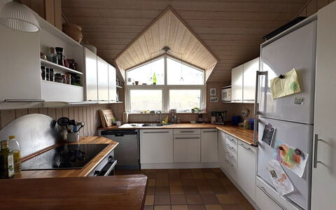 Euphemia - 200M from the Sea: Cucina, Mobilia, Controsoffitto, Interior Design, Pavimentazione, Cabinetry, Legna, Soffitto, Elettrodomestico Da Cucina, Apparecchio Major