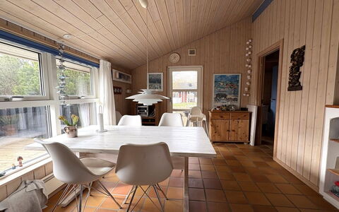 Euphemia - 200M from the Sea: Mobilia, Interior Design, Pavimentazione, Pavimento, Legna, Soffitto, Cucina & Sala Da Pranzo Tavolo, Sedia, Tavolo, Lampada