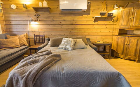 Lystikämän Helmi: Mobilia, Interior Design, Letto, Pavimentazione, Pavimento, Legna, Camera Da Letto, Soffitto, Camera, Illuminazione