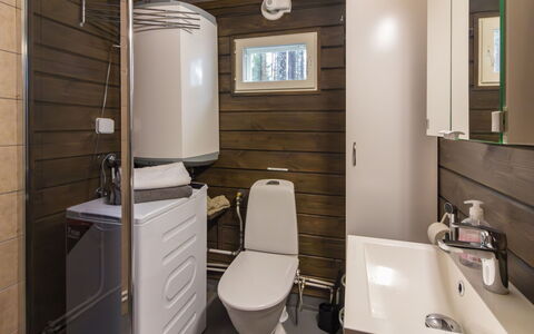Lystikämän Helmi: Pavimentazione, Legna, Toilet Seat, Idraulico Fixture, Gabinetto, Pavimento, Interior Design, Idraulico, Bagno, Lavello