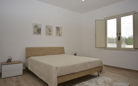Villa Cosentini: Mobilia, Letto, Camera Da Letto, Pavimentazione, Pavimento, Interior Design, Parete, Legna, Lenzuolo, Bedding