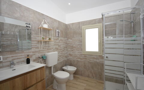 Villa Cosentini: Pavimentazione, Idraulico Fixture, Parete, Pavimento, Bagno, Interior Design, Lavandino Del Bagno, Lavello, Toilet Seat, Gabinetto