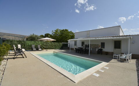 Villa Cosentini: Piscina, Materiale Composito, Shade, Mobili Da Esterno, Estate, Ricorrere, Calcestruzzo, Sedia, Cortile, Villa