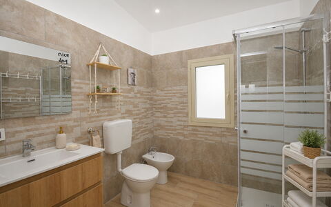 Villa Cosentini: Parete, Pavimentazione, Pavimento, Idraulico Fixture, Toilet Seat, Bagno, Gabinetto, Lavello, Interior Design, Piastrella