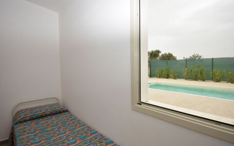 Villa Cosentini: Pavimento, Camera Da Letto, Gesso, Illuminazione Diurna, Letto, Bedding, Telaio Del Letto