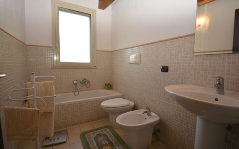 Villa del Monte: Pavimentazione, Idraulico Fixture, Bagno, Parete, Lavandino Del Bagno, Pavimento, Lavello, Interior Design, Rubinetto, Idraulico